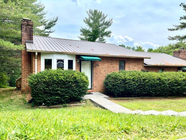 Primary Photo - 1721 Todd Dr