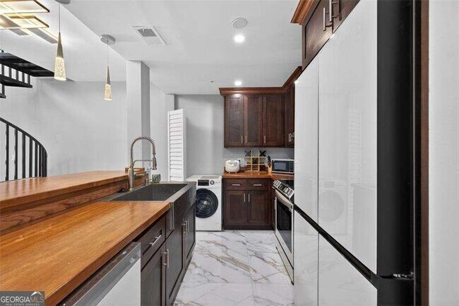 Building Photo - 1074 Peachtree Walk NE