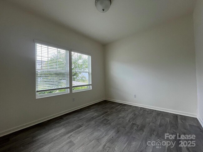 Building Photo - 4060 Beacon Ave