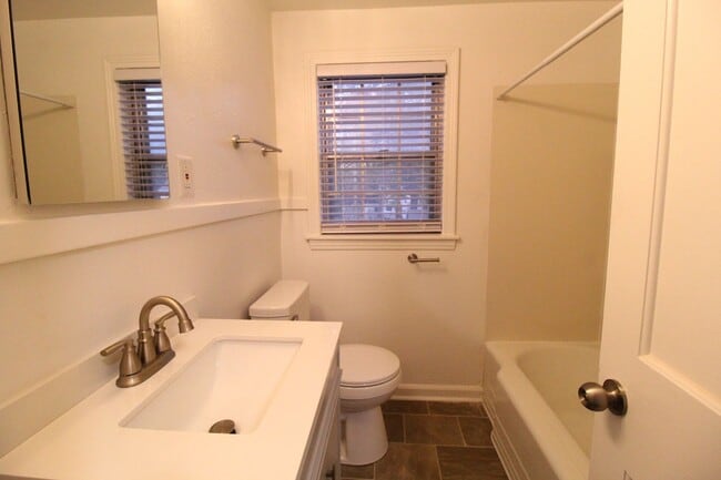 Building Photo - November FREE On This 2 Bedroom 1 Bath Dup...