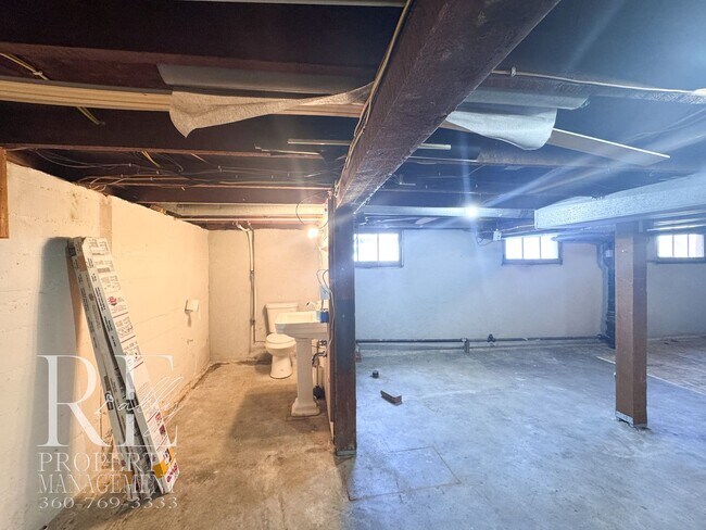 Building Photo - Timeless Vintage Home with Bonus Office, Expansive Yard & A/C