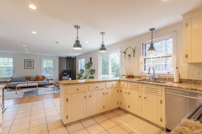 Building Photo - Bright and Beautiful 4 Bedroom Colonial