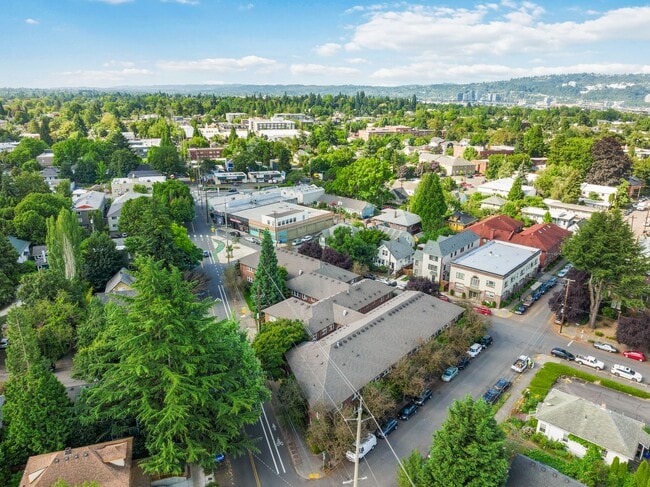 Building Photo - Bright 1 Bed condo in Kerns Neighborhood o...