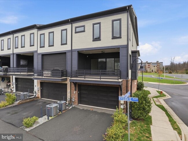 Building Photo - 20305 Savin Hill Dr