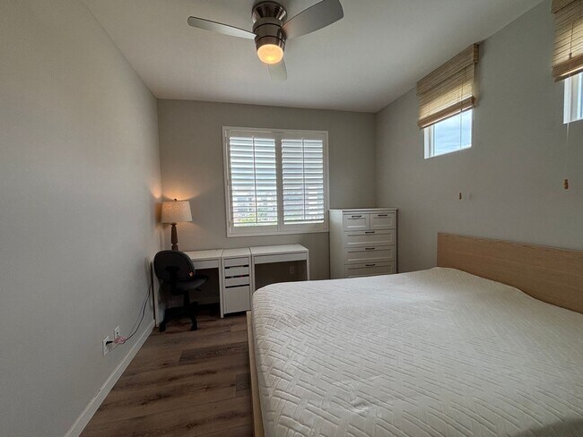 Building Photo - Updated 4 Bedroom 3.5 bath Condo located i...