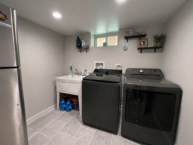 Building Photo - 6601 N Sioux Ave