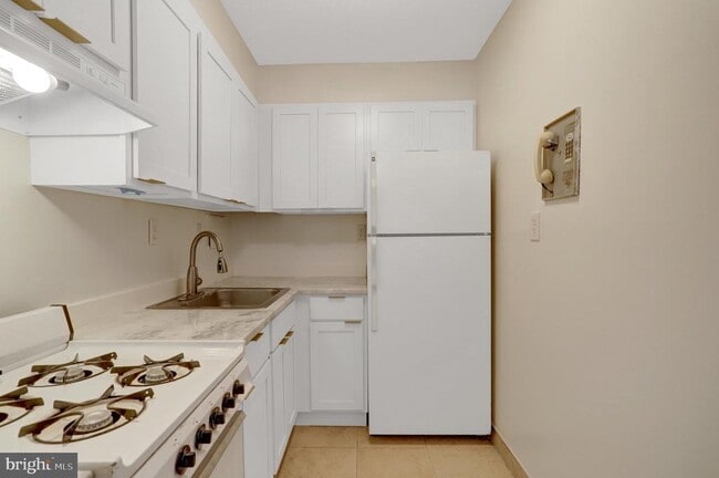 Building Photo - 4600 S Four Mile Run Dr