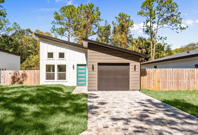 Building Photo - 816 W 9th St