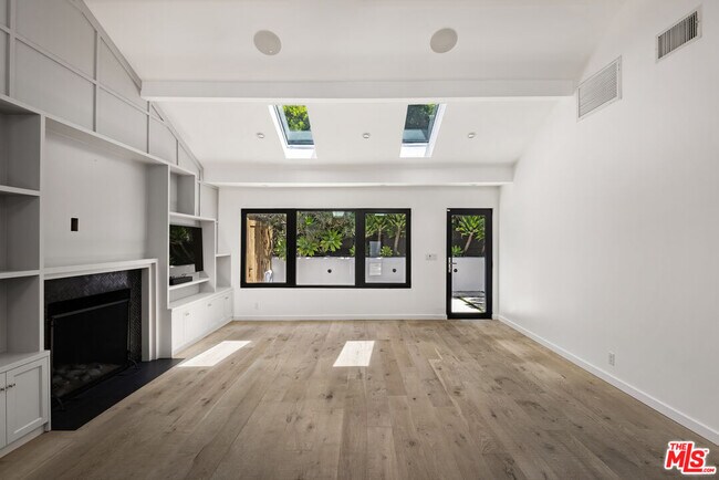 Building Photo - 2425 Rinconia Dr