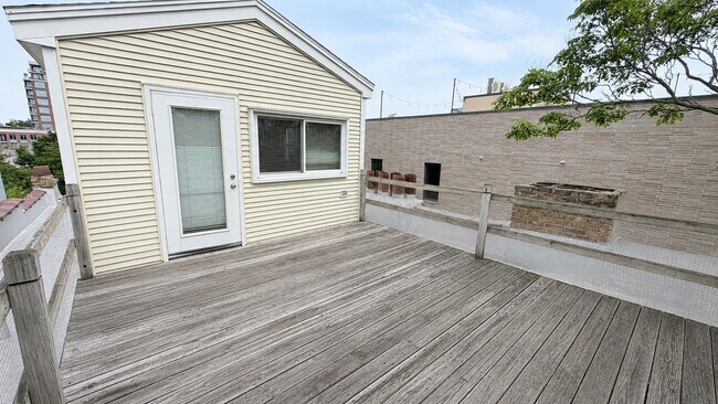 Building Photo - 534 W Dickens Ave
