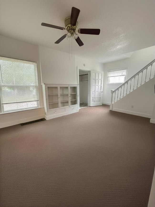 Building Photo - Spacious 3 bedroom, 1 bathroom House