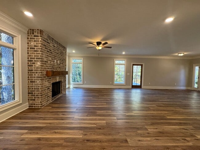 Building Photo - Grandeur Brick 4/3.5 with Bonus Room in Th...