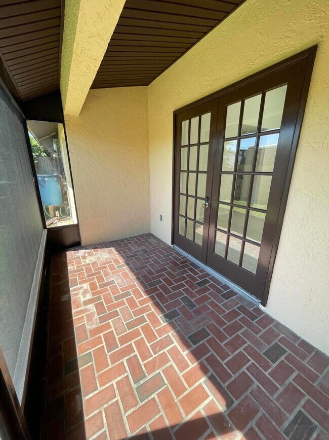 Building Photo - 613 Manatee Dr