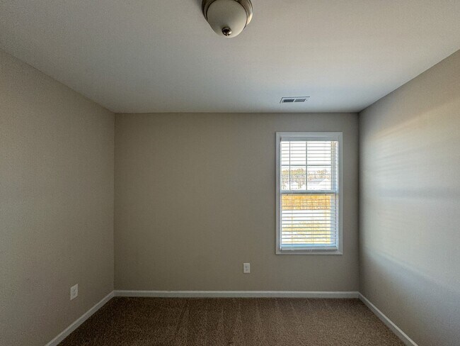 Building Photo - Spacious 4 Bed 2.5 Bath Home with Flex Rooms