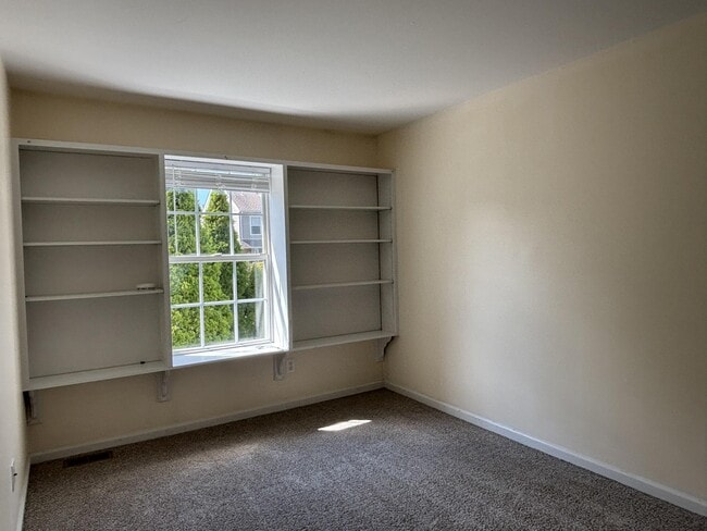 Building Photo - 4666 Louise St Claire Dr