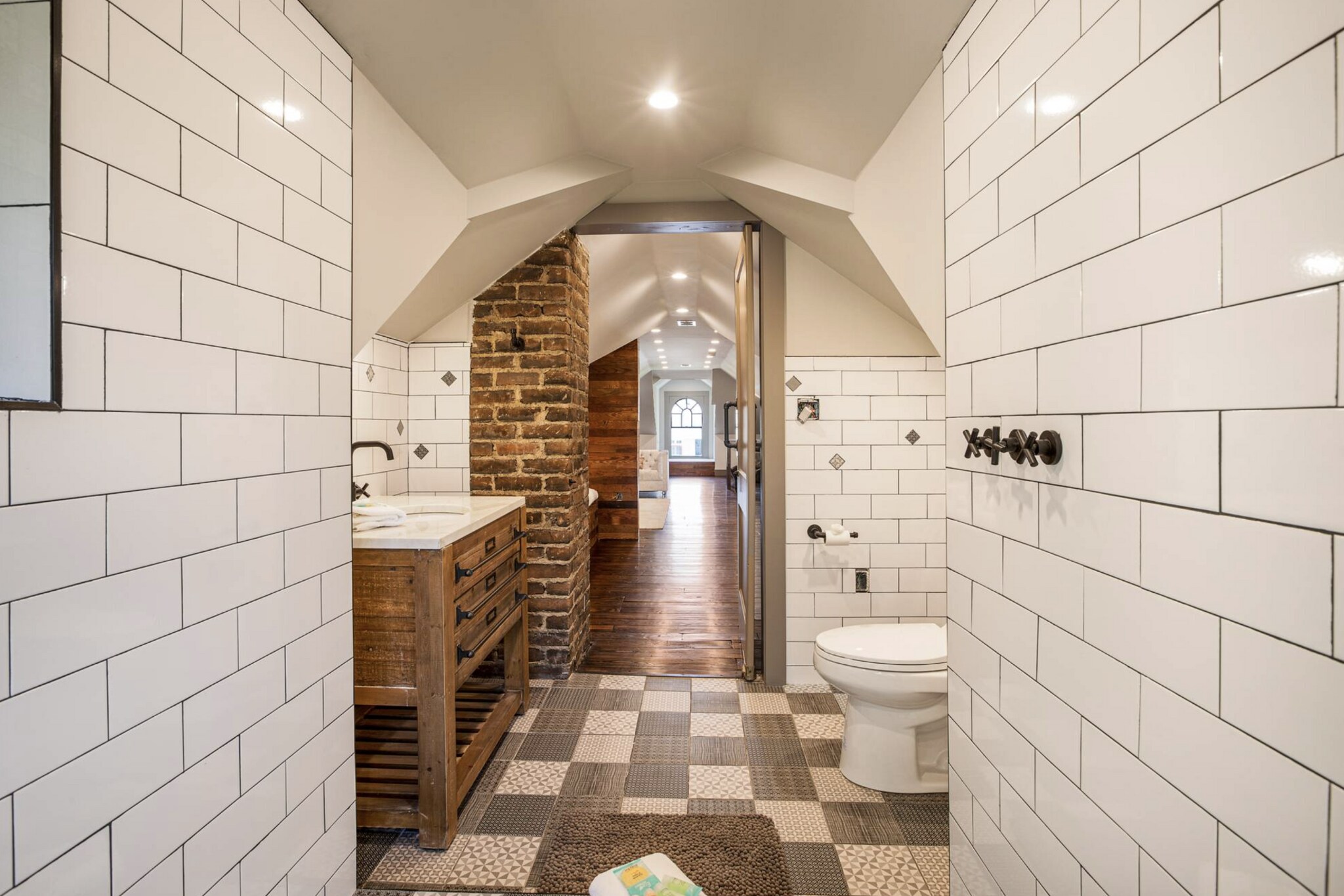 Building Photo - 624 E Victory Dr