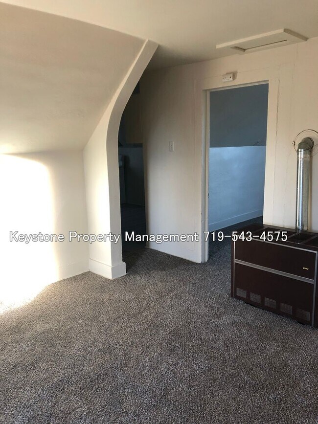 Building Photo - ALL UTILITIES INCLUDED! Upstairs -  1 Bed/1 Bath Apartment with $350 Off Move In Special!  $700/$700