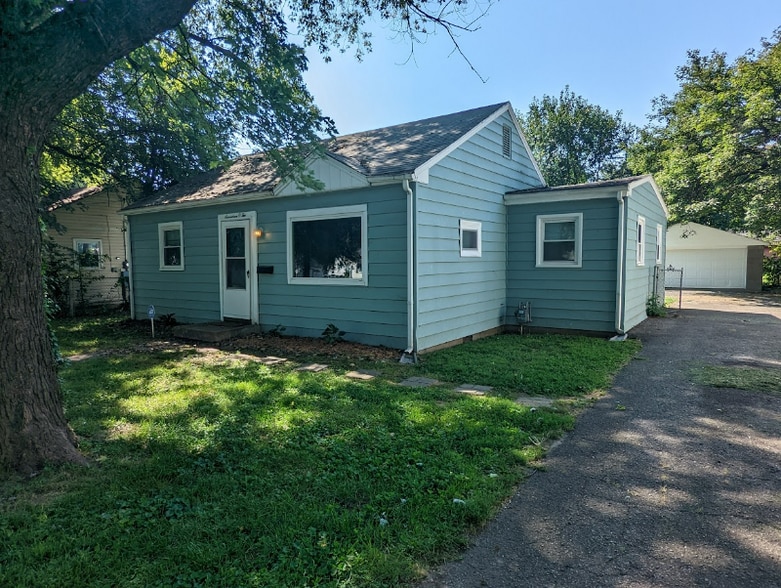 Building Photo - 1702 Nelson Ave