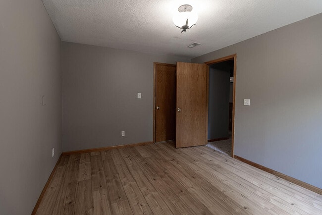 Building Photo - 1302 Look Out Ct