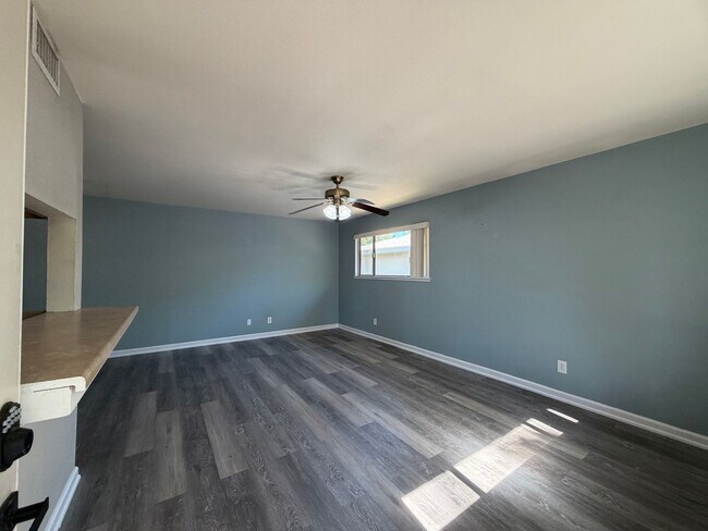 Building Photo - Upstairs 2/1 home in Greenback Estates