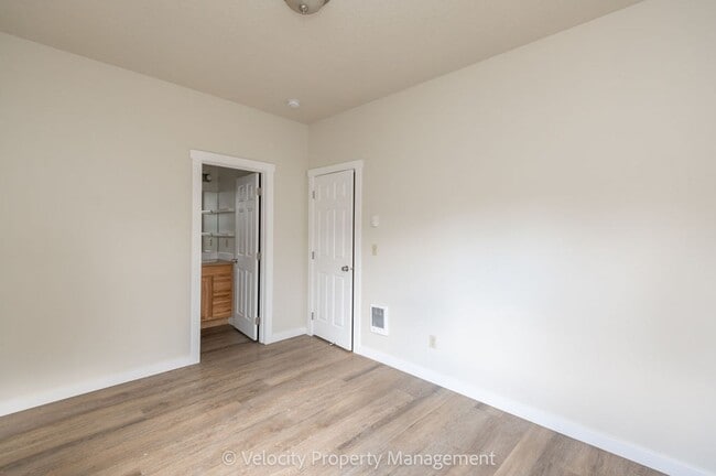 Building Photo - 1025 NE Rambling Ln