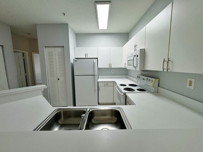 Building Photo - Updated 2BR/1BA Florida Club Condo! Available Soon!