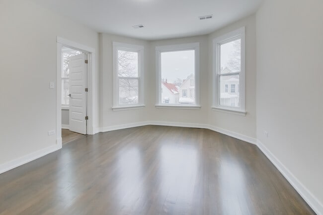 Building Photo - 2842 N Avers Ave