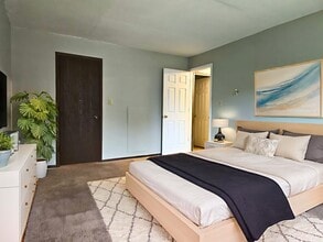 Building Photo - Spacious 2 Bed and 1 Bath Townhome with Pr...