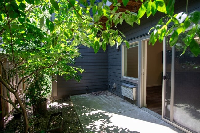 Building Photo - Great Modern 1 Bedroom in Sellwood w/ W&D + Private Patio