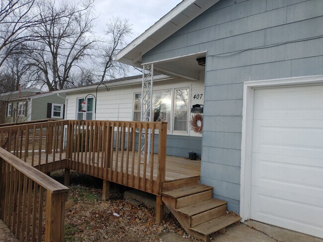 Primary Photo - 407 N College St