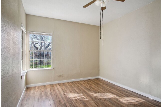 Building Photo - Charming 2BR 1BA Near Downtown