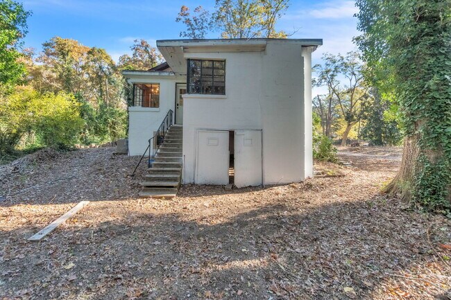 Building Photo - Beautifully Maintained 3BR/1BA Residence N...