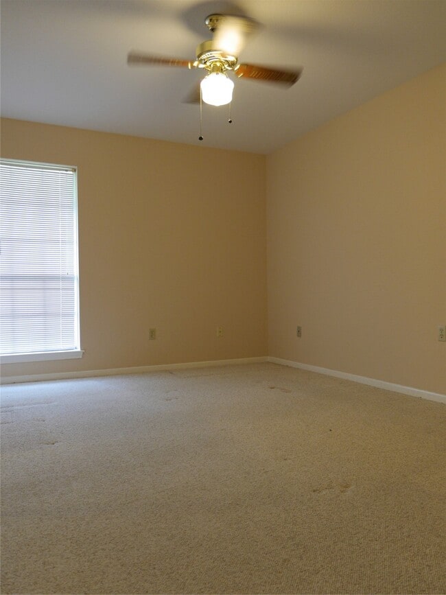 Building Photo - 13542 Fernhill Dr