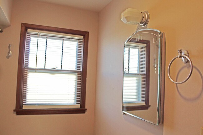 Building Photo - 2-Bedroom, 1-Bath House for Rent