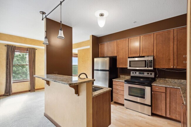 Building Photo - 1 BR/1 BA Crocus Hill Charmer!