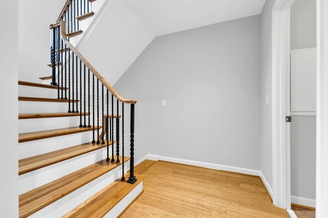 Building Photo - Beautiful Green Hills Townhome With Garage
