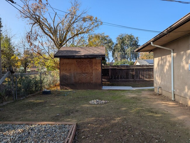 Building Photo - 4 bedroom 1 bathroom Pinedale home offerin...