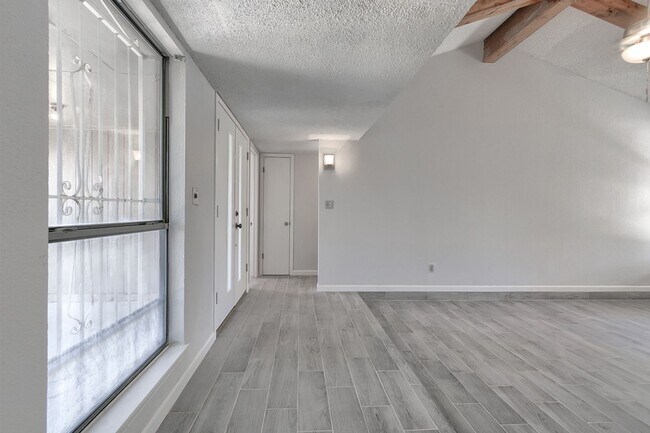 Building Photo - Spacious family home in a great neighborhood