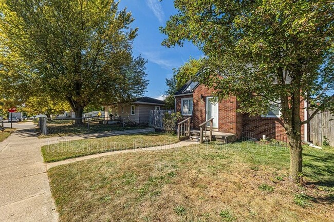 Building Photo - 697 Lounsbury Ave