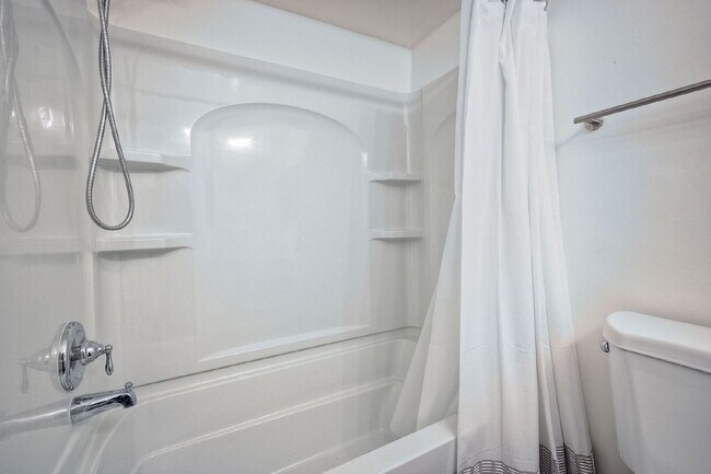 Building Photo - 1/2 off 1st month rent move in special at the Bluffs!!!