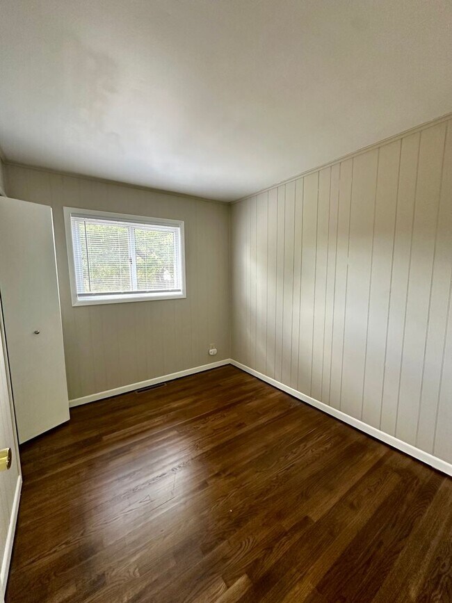 Building Photo - Updated 3 Bedroom 1 Bath Single Family Hom...