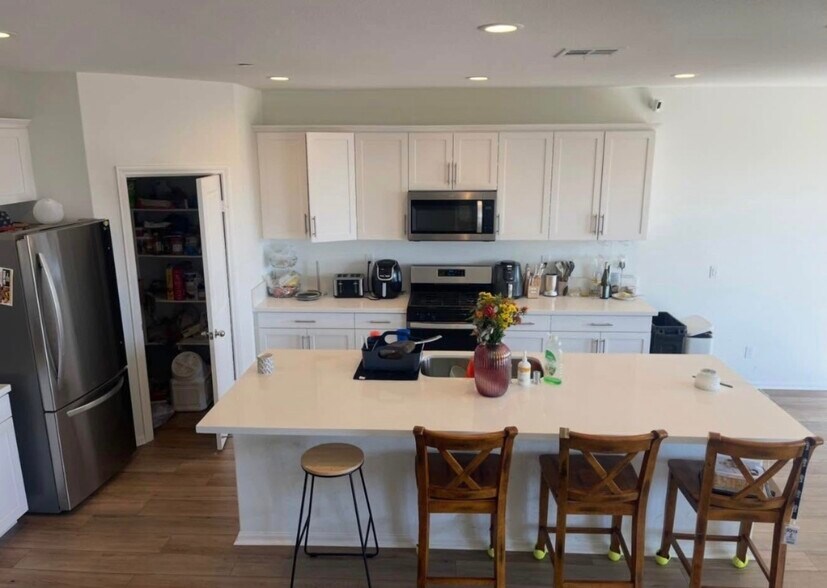 Building Photo - 27420 Golden Nugget St