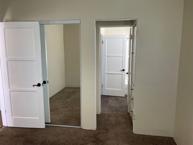 Building Photo - Wonderful 1 Bedroom 1 Bath Bungalow Unit located near downtown Oxnard