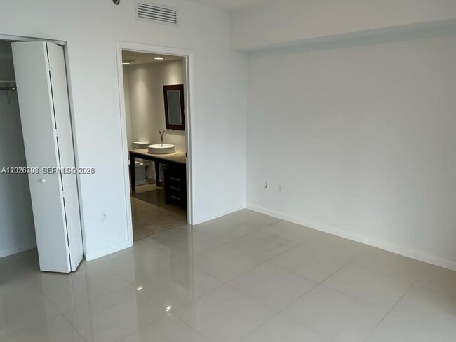 Building Photo - 495 Brickell Ave