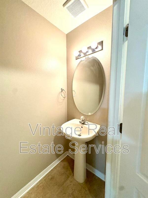 Building Photo - 10812 Kensington Park Ave