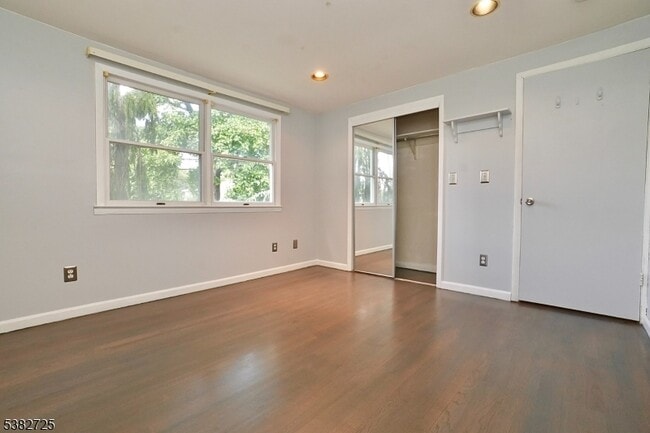Building Photo - 25 Glenview Dr