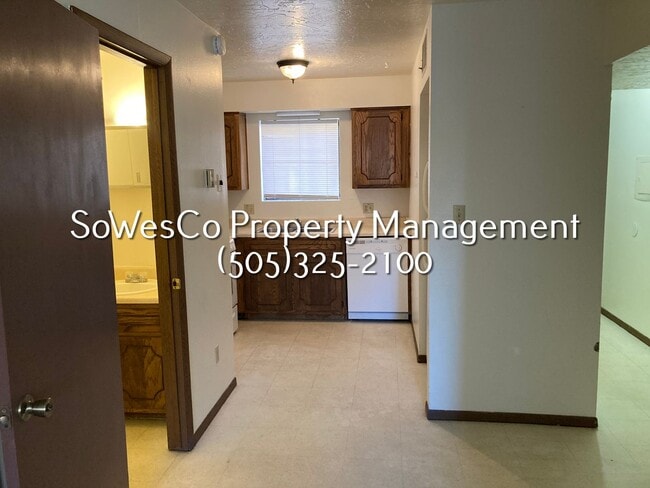 Building Photo - 2 Bedroom 1.5 Bath Townhome with Laundry H...