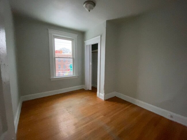 Building Photo - CENTRALLY LOCATED 6 BEDROOM 2 BATH OVER 2200 SQ FT!