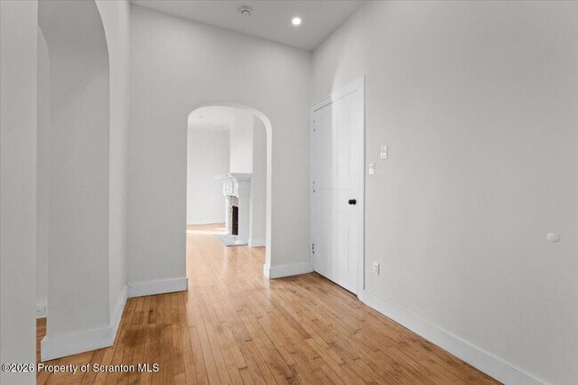 Building Photo - 840 Clay Ave