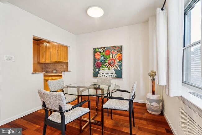 Building Photo - 220 W Rittenhouse Square